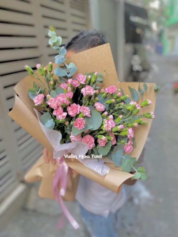 Bó Hoa Cẩm Chướng Tặng Sinh Nhật: Ý Nghĩa & Lựa Chọn Hoàn Hảo 2 z3158225219119 f60eaab830185f3f89e1acab101ea47e scaled 1