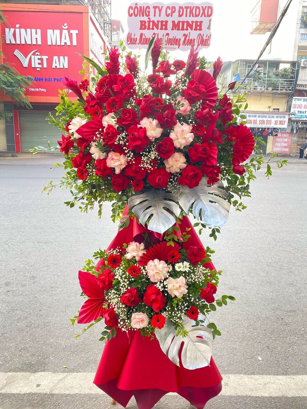 Kệ hoa chúc mừng màu đỏ